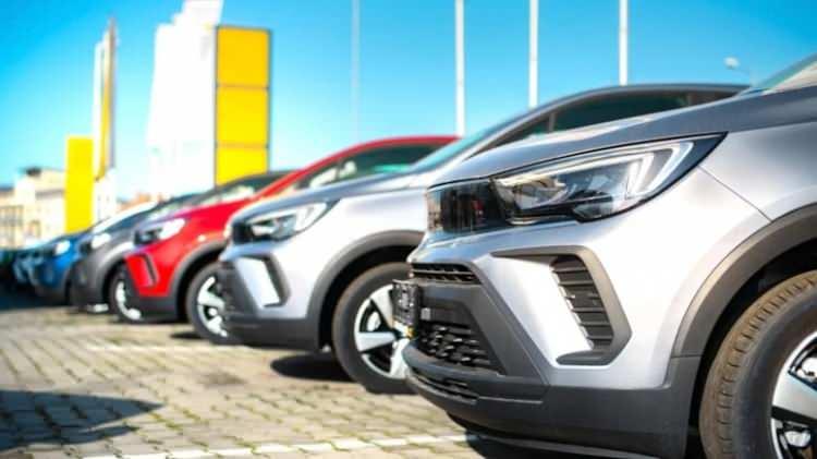 <p>Araştırmanın en dikkat &ccedil;ekici noktalardan biri de pazarın y&uuml;zde 7'sinde fiyatların y&uuml;zde 1 ile y&uuml;zde 19 arasında gerilemiş olması. Stokların eritilmesi, model &ouml;mr&uuml; sona yaklaşan ara&ccedil;larda uygulanan y&uuml;ksek indirimler, makyajlı versiyondan &ouml;nce modellerin satılma isteği, distrib&uuml;t&ouml;rlerin bayiye verdiği destekler sayesinde pazardaki agresif indirimlerin oranı y&uuml;kseliyor.&nbsp;</p>
