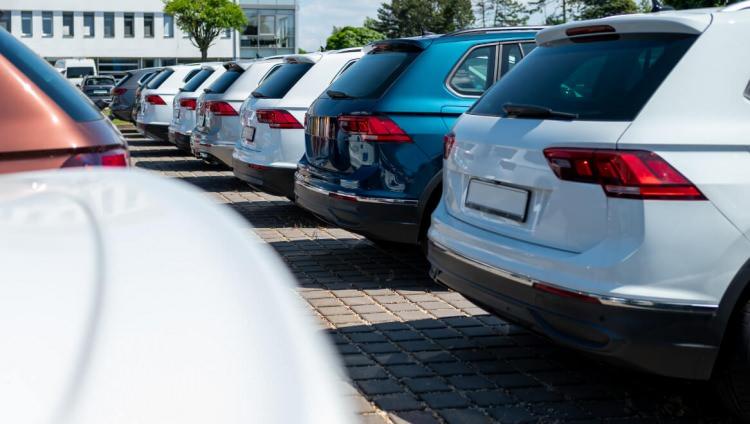 <p>Renault Megane 1.3 TCe:&nbsp; 2.112.200 - 2.018.000</p>

<p>- Fiyat farkı y&uuml;zde 4</p>

<p>&nbsp;</p>

<p>Skoda Scala 1.5 TSI:&nbsp; 2.305.700 - 2.209.700</p>

<p>- Fiyat farkı y&uuml;zde 4</p>
