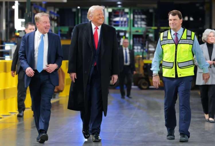 <p>Geniş kapsamlı yapılan g&ouml;r&uuml;şmelerde; ABD'nin savunma mekanizmaları i&ccedil;in Amerikan &uuml;reticilerine ihtiya&ccedil; duyabileceği kaydedildi ve şirketlere bu konuda destek verip vermeyecekleri soruldu.</p>
