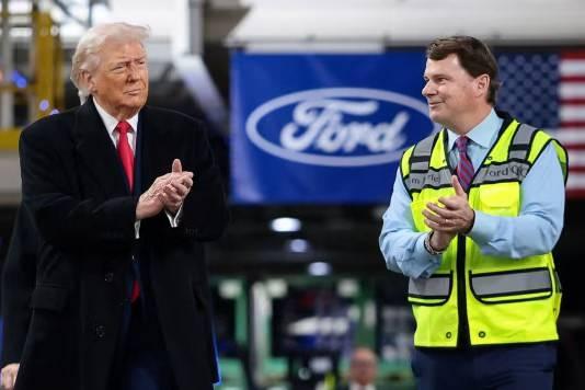 <p>WSJ, g&ouml;r&uuml;şmelere yakın kaynaklardan aktardı. Savunma yetkilileri, GM CEO'su Mary Barra ve Ford Motor'un CEO'su Jim Farley dahil &ccedil;eşitli şirketlerin &uuml;st d&uuml;zey y&ouml;neticileriyle toplantılar ger&ccedil;ekleştirdi. Savunma yetkilileri bu durumu "ulusal g&uuml;venlik meselesi" olarak niteledi.</p>
