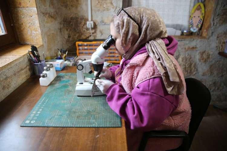 <p>&Ccedil;elikbaş, bı&ccedil;akların &ouml;nemine değinerek, "Bı&ccedil;akların aynı yerde &ccedil;ıkmış olması Hamamlı Yapı Kompleksi'nde yaşayan insanların hayvancılıkla uğraştığını işaret ediyor &ccedil;&uuml;nk&uuml; Hadrianopolis'te antik d&ouml;nemde, &ouml;zellikle Ge&ccedil; Roma ve Erken Bizans d&ouml;nemlerinde hayvancılık faaliyetlerinin yoğun yapıldığını zaten arkeolojik veriler bizlere sunmuştu. Bu bı&ccedil;akların da ortaya &ccedil;ıkması, antik d&ouml;nemde Hadrianopolis b&ouml;lgesinde hayvancılıkla uğraşan ailelerin yaşadığını g&ouml;stermiş oldu." diye konuştu.&nbsp;</p>
