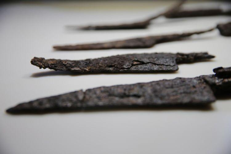 <p>Hadrianopolis Antik Kenti'nde yapılan kazılarda mutfak alanında ele ge&ccedil;en bı&ccedil;akların boyutlarının birbirinden farklı olduğunu belirten Prof. Dr. Ersin &Ccedil;elikbaş, "Tip olarak birbirine &ccedil;ok yakın olduklarını s&ouml;yleyebiliriz. D&ouml;rt bı&ccedil;ak ortaya &ccedil;ıktı ve yanlarında da bir bileme taşı da mevcuttu. Bı&ccedil;aklar ilk &ccedil;ıktığı zaman &ccedil;ok par&ccedil;alıydı. Yaklaşık 250 civarında par&ccedil;adan oluşuyordu. Bu par&ccedil;aları laboratuvarımızda birleştirdik ve bı&ccedil;akların tekrar aynı formlarına kavuşmasını sağladık." dedi.</p>
