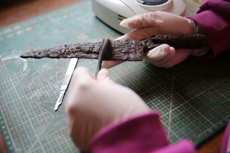 <div>"Bunların set halinde &ccedil;ıkması da &ccedil;ok &ouml;nemli. Hem metodolojik olarak hem de buradaki sosyal hayatla ilgili &ouml;nemli veriler sunması a&ccedil;ısından &ouml;nemli arkeolojik veriler olduğunu s&ouml;yleyebiliriz. Bunun yanında, bı&ccedil;akların yanında da bileme taşı ortaya &ccedil;ıktı. Bileme taşı da bizim i&ccedil;in &ouml;nemli &ccedil;&uuml;nk&uuml; &ouml;zellikle T&uuml;rk-İslam d&ouml;neminde, Osmanlı d&ouml;neminde Eskipazar y&ouml;resinde ortaya &ccedil;ıkarılan bir taş ocağı var, buna 'k&ouml;s&uuml;re taşı' deniyor. Bu k&ouml;s&uuml;re taşı, Osmanlı d&ouml;neminde &ouml;zellikle bı&ccedil;ak ve kesici aletlerin bilenmesinde kullanılan bir taş t&uuml;r&uuml; ve o d&ouml;nemde &ccedil;ok &uuml;nl&uuml;."</div>
