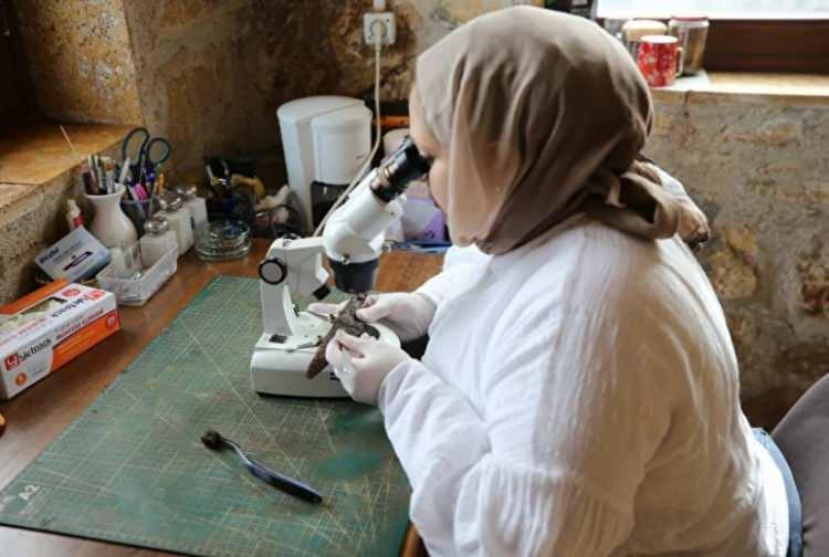 <p>1500 YILLIK BI&Ccedil;AKLAR G&Uuml;N Y&Uuml;Z&Uuml;NE &Ccedil;IKTI</p>

<p>Eskipazar il&ccedil;esinde s&uuml;rd&uuml;r&uuml;len kazı &ccedil;alışmalarında, Erken Bizans d&ouml;nemine ait bir yapının mutfak b&ouml;l&uuml;m&uuml;nde yaklaşık 1500 yıllık profesyonel bir bı&ccedil;ak seti g&uuml;n y&uuml;z&uuml;ne &ccedil;ıkarıldı. Buluntu, &ldquo;Hamamlı Yapı Kompleksi&rdquo; olarak adlandırılan alanda yapılan kazılar sırasında ortaya &ccedil;ıktı.</p>
