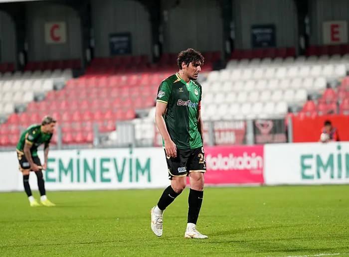 <p>Sakaryaspor ise 33 puanla kaldı ve matematiksel olarak ligde kalma ihtimalini ortadan kaldırdı.</p>
