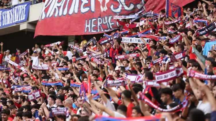 <p>Kul&uuml;b&uuml;n bu duruma d&uuml;şmesinde uzun s&uuml;redir devam eden ekonomik darboğaz, y&ouml;netimsel sıkıntılar ve futbolcuların alacaklarını tahsil edememesi gibi krizlerin etkili olduğu belirtiliyor.</p>
