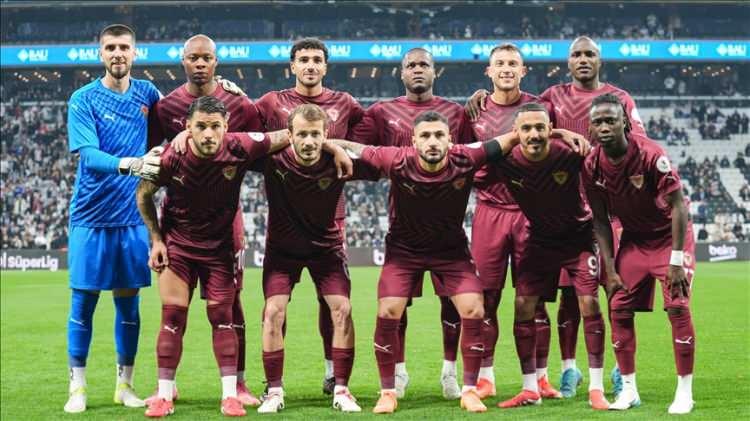 <p>İlk &ccedil;ıktığı 2020-2021 sezonunda ligi 6. sırada bitirerek b&uuml;y&uuml;k bir başarıya imza atmıştı.</p>
