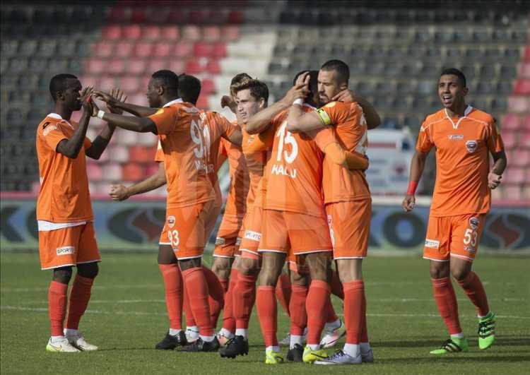 <p>Kul&uuml;p, tarihinde toplam 22 sezon boyunca S&uuml;per Lig'de (o zamanki adıyla 1. Lig) yer almıştır. En b&uuml;y&uuml;k başarısını 1980-1981 sezonunda ligi 2. sırada tamamlayarak elde etmişti.</p>
