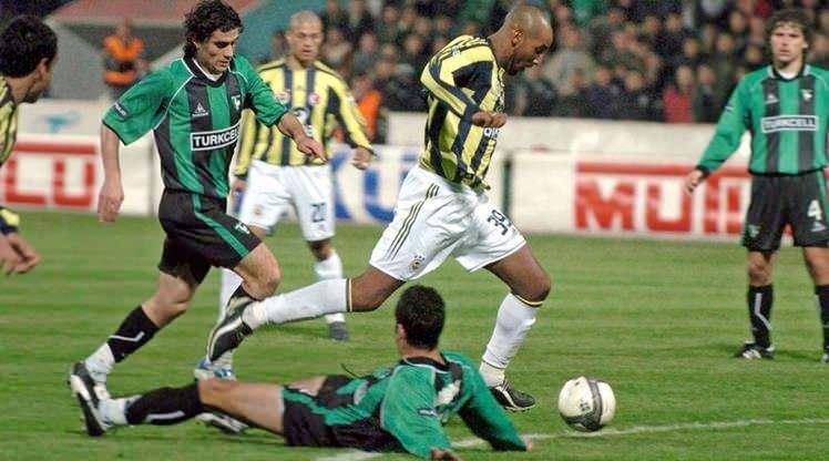 <p>&Ouml;zellikle 2000'li yılların başında i&ccedil; sahada b&uuml;y&uuml;k takımlara karşı aldığı s&uuml;rpriz sonu&ccedil;larla "dev katili" olarak anılan Denizlispor'un 2006'da oynadığı ve şampiyonluktan ettiği 1-1'lik Fenerbah&ccedil;e ma&ccedil;ı ise hala hafızalarda yer almaktadır.</p>
