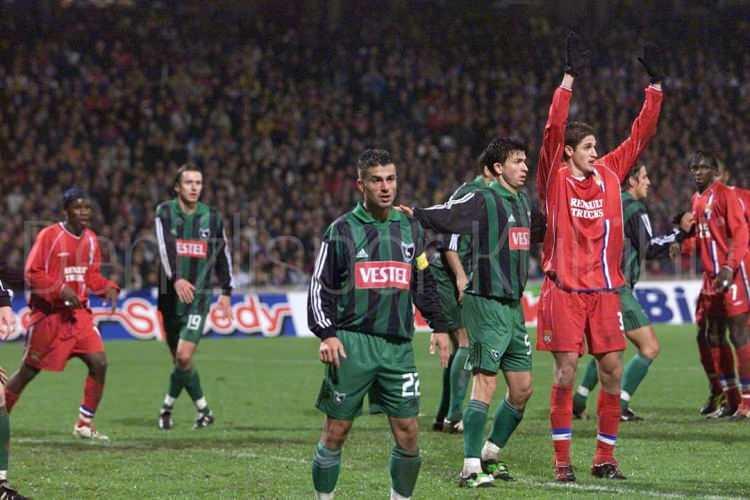 <p>Bu beşincilik sayesinde 2002-2003 sezonunda UEFA Kupası'na katılan 'Horozlar', burada Lorient, Sparta Prag ve Lyon gibi takımları eleyerek 4. Tur'a (Son 16) kadar y&uuml;kselmişti.</p>
