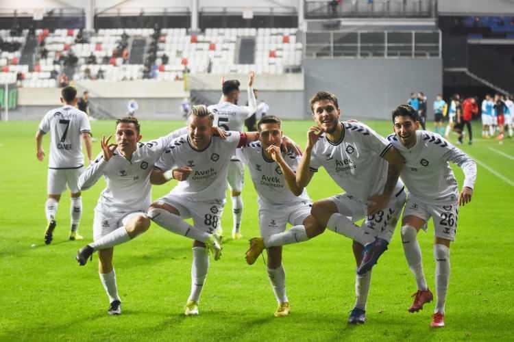 <p>Ligin bitimine kısa bir s&uuml;re kaldı. Eğer İzmir ekibi, kalan ma&ccedil;larında gerekli puanları toplayamazsa, 112 yıllık tarihinde ilk kez profesyonel liglerin dışına &ccedil;ıkarak B&ouml;lgesel Amat&ouml;r Lig (BAL) yolunu tutacak.</p>
