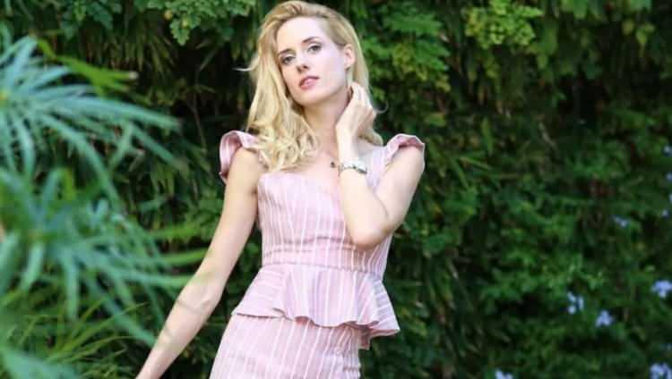 <p><strong>Resmi işlerde "M&uuml;cella" ismini kullandığını s&ouml;yleyen Elles'in a&ccedil;ıklamaları kısa s&uuml;rede g&uuml;ndem oldu.</strong></p>
