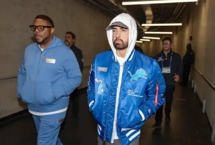 <p><strong>&Uuml;nl&uuml; rap&ccedil;i Eminem, hem kariyeriyle hem de &ouml;zel hayatıyla sık sık g&uuml;ndeme geliyor. Yeğenini evlat edinerek kendi &ouml;z kızından ayırmayan efsane rap&ccedil;i Eminem, kızı Alaina Scott'ın bebeğini kucağına almasıyla ikinci defa dede olduğu haberiyle g&uuml;ndeme geldi.</strong></p>
