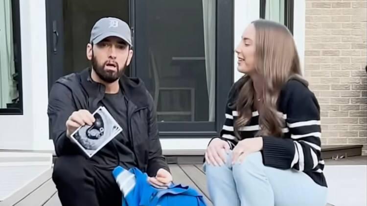 <p><strong>Kızı&nbsp;Alaina Scott'ın 14 Nisan tarihinde eşi Matt Moeller ile ilk bebeklerinin d&uuml;nyaya gelmesiyle Eminem'e tarifsiz bir mutluluk yaşattı.</strong></p>
