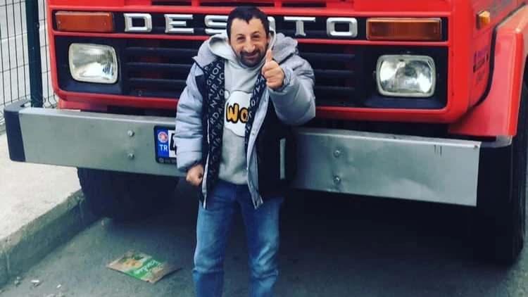 <p><strong>Sosyal medyada paylaştığı videolar ile fenomen haline gelen K&ouml;ksal Baba lakaplı K&ouml;ksal Bektaşoğlu, Eşref R&uuml;ya dizi setine giderek başrol oyuncusu &Ccedil;ağatay Ulusoy ile bir araya geldi.</strong></p>
