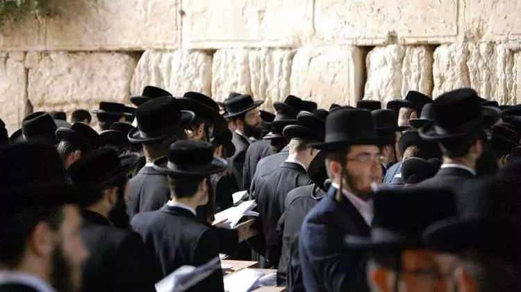 <p><span style="color:rgb(178, 34, 34)"><strong>SAVAŞTAN KA&Ccedil;ARKEN EN &Ccedil;OK TERCİH ETTİKLERİ &Uuml;LKELER ORTAYA &Ccedil;IKTI!</strong></span></p>

<p>&nbsp;</p>

<p>T&uuml;m bu gelişmeler, Yahudilerin g&ouml;&ccedil; tercihlerini yeniden şekillendirirken, gittikleri &uuml;lkelerde uyum ve g&uuml;venlik konuları daha da &ouml;nem kazandı. Yeni rotalar, genel olarak daha istikrarlı ve toplumsal a&ccedil;ıdan daha kapsayıcı &uuml;lkeler &uuml;zerinde yoğunlaşıyor.</p>
