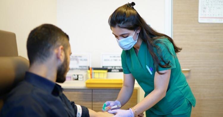 <p>Yapılan son bilimsel &ccedil;alışmalar hemşirelik mesleğinin sadece teknik bir uygulama değil, aynı zamanda anlık etik karar verme ve karmaşık insan duygularını y&ouml;netme s&uuml;reci olduğunu ortaya koyuyor.&nbsp;</p>
