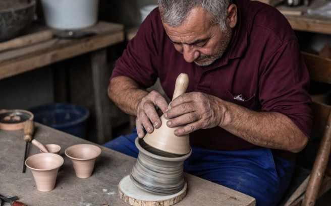 <p>Her ne kadar teknoloji gelişse de bu tarz işlerde olması gereken el becerisi ve esneklik&nbsp;taklit edilmesi olduk&ccedil;a zor g&ouml;r&uuml;l&uuml;yor. Bu nedenle nitelikli iş&ccedil;ilik gelecekte daha da değerli hale gelecek.</p>
