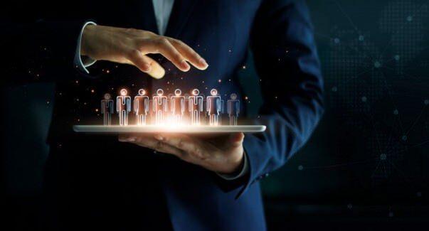 <p>Uzmanlara g&ouml;re yapay zeka veri analizinde g&uuml;&ccedil;l&uuml; olsa da, son s&ouml;z&uuml; s&ouml;yleme, nihai karar verme ve etik sorumluluk alma s&uuml;re&ccedil;lerinde insan fakt&ouml;r&uuml; belirleyici olmaya devam edecek. Bu da bazı mesleklerin gelecekte daha da kritik hale gelmesinda b&uuml;y&uuml;k rol oynayacak.&nbsp;</p>
