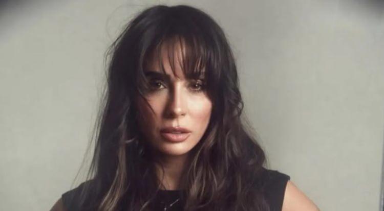 <p><strong>Bir d&ouml;neme damga vuran pop&uuml;ler m&uuml;zik grubu<span style="color:#800000"> 'Hepsi' </span>ile tanınan şarkıcı ve dans&ccedil;ı <span style="color:#800000">Yasemin Y&uuml;r&uuml;k'&uuml;n,</span> Etiler'de y&uuml;r&uuml;y&uuml;ş yaptığı sırada ge&ccedil;irdiği talihsiz kaza sonucu kaval kemiği kırıldı.&nbsp;</strong></p>
