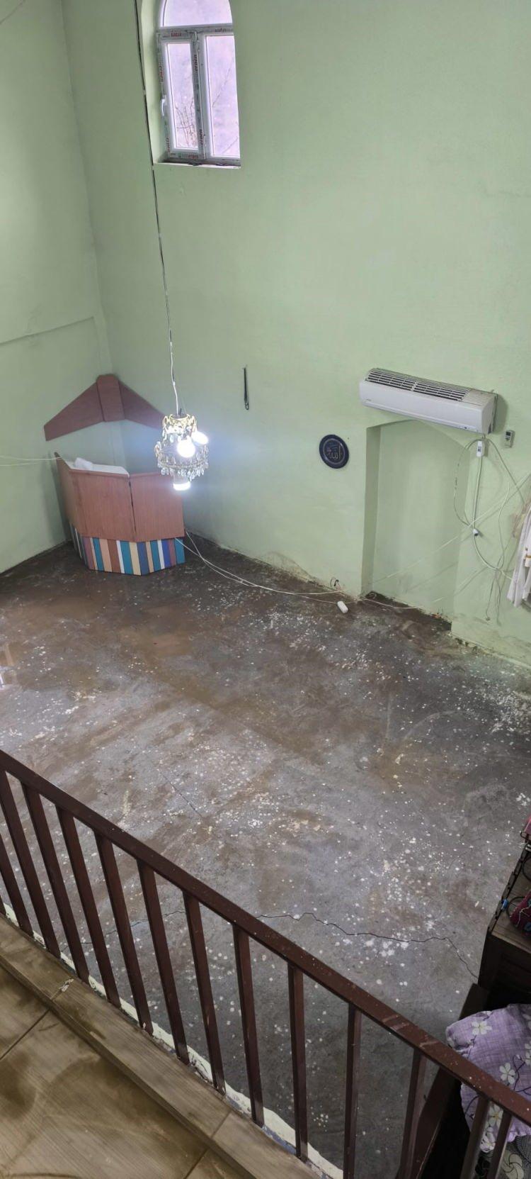 <p>Kovalar ve basit ekipmanlarla y&uuml;r&uuml;t&uuml;len &ccedil;alışmalarda, caminin yeniden ibadete a&ccedil;ılması i&ccedil;in adeta zamanla yarışıldı.&nbsp;</p>

<p>&nbsp;</p>

<p>Zorlu şartlara rağmen k&ouml;yl&uuml;lerin g&ouml;sterdiği birlik ve dayanışma dikkat &ccedil;ekti.&nbsp;</p>

<p>&nbsp;</p>

<p>Her yaştan vatandaşın katıldığı temizlik &ccedil;alışmaları, b&ouml;lge halkının g&uuml;&ccedil;l&uuml; sosyal bağlarını bir kez daha g&ouml;zler &ouml;n&uuml;ne serdi.</p>

<p>&nbsp;</p>

<p>K&ouml;y sakinleri, camiyi en kısa s&uuml;rede eski haline getirmek i&ccedil;in &ccedil;alışmalarını aralıksız s&uuml;rd&uuml;r&uuml;yor.</p>
