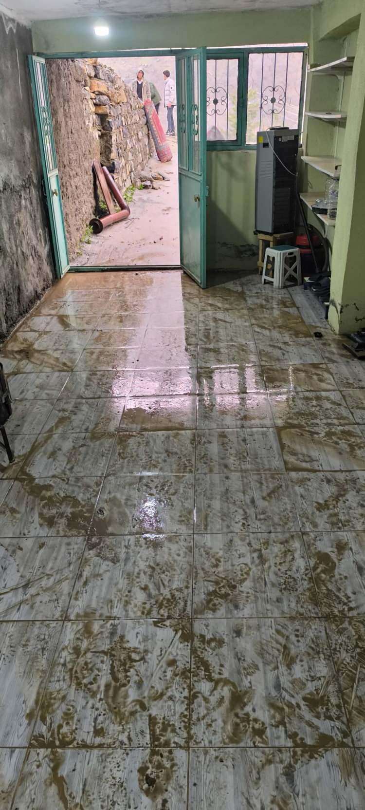 <p><span style="color:#A52A2A"><strong>K&Ouml;Y SAKİNLERİ AKIN ETTİ</strong></span></p>

<p>&nbsp;</p>

<p>Su baskınının ardından ibadethanede b&uuml;y&uuml;k &ccedil;aplı maddi hasar meydana geldiği &ouml;ğrenildi.</p>

<p>&nbsp;</p>

<p>Olayın ardından Aşağıdere k&ouml;y&uuml; sakinleri vakit kaybetmeden camiye akın etti.</p>

<p>&nbsp;</p>

<p>Kadın, erkek ve gen&ccedil;lerin omuz omuza verdiği temizlik &ccedil;alışmalarında, i&ccedil;eride biriken su ve &ccedil;amurun tahliyesi i&ccedil;in yoğun &ccedil;aba sarf edildi.</p>
