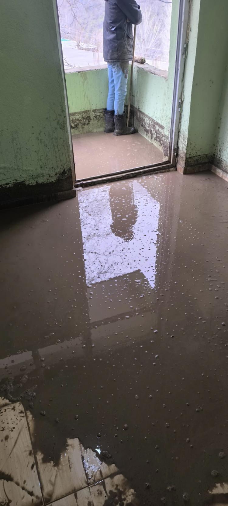 <p><span style="color:#A52A2A"><strong>K&Ouml;Y SAKİNLERİ YARDIM &Ccedil;AĞRISINDA BULUNDU&nbsp;</strong></span></p>

<p>&nbsp;</p>

<p>Sel felaketi sonrası k&ouml;y halkı, benzer olayların tekrar yaşanmaması i&ccedil;in yetkililere &ccedil;ağrıda bulundu.</p>

<p>&nbsp;</p>

<p>&Ouml;zellikle altyapı eksikliklerinin giderilmesi ve sel riskine karşı kalıcı &ouml;nlemler alınması gerektiğini vurgulayan vatandaşlar, bu t&uuml;r afetlerin g&uuml;nl&uuml;k yaşamı ciddi şekilde aksattığını ifade etti.</p>

<p>&nbsp;</p>

<p>Uzmanlar, b&ouml;lgede etkili olan yoğun yağışların bir s&uuml;re daha devam edebileceğine dikkat &ccedil;ekerek vatandaşların tedbirli olması gerektiğini belirtti.</p>

<p>&nbsp;</p>

<p>Sel ve su baskınlarına karşı dikkatli olunması &ccedil;ağrısı yapılırken, yetkililerin de sahadaki &ccedil;alışmalarını s&uuml;rd&uuml;rd&uuml;ğ&uuml; &ouml;ğrenildi.</p>

<p>&nbsp;</p>

<p><em><strong>KAYNAK: İHA&nbsp;</strong></em></p>
