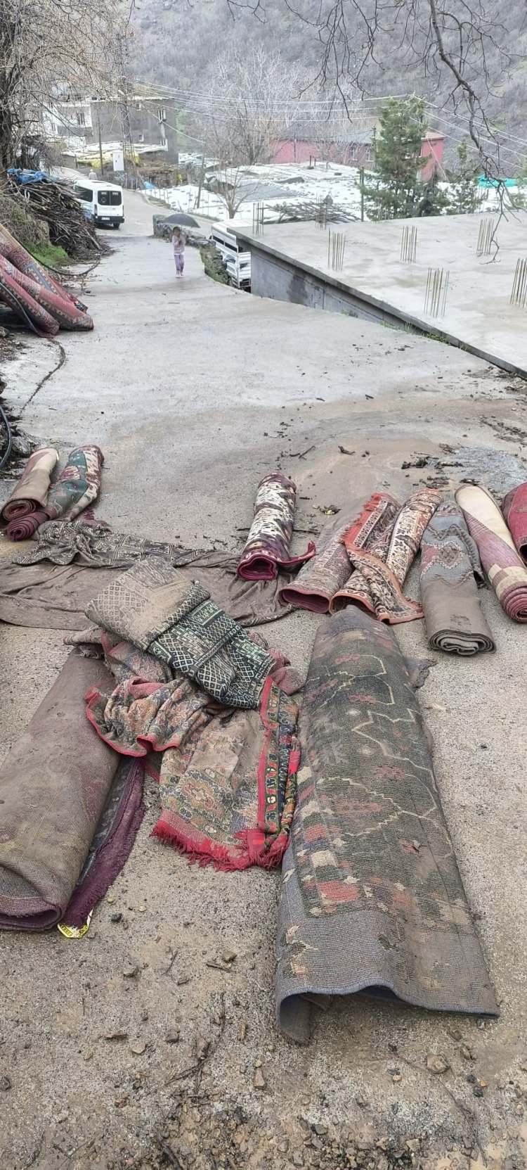 <p>&Ouml;zellikle zemin katta bulunan halılar suya maruz kalarak kullanılamaz hale geldi.</p>

<p>&nbsp;</p>

<p>Caminin i&ccedil;indeki mobilyalar, dini kitaplar ve &ccedil;eşitli eşyalar da ciddi zarar g&ouml;rd&uuml;.&nbsp;</p>
