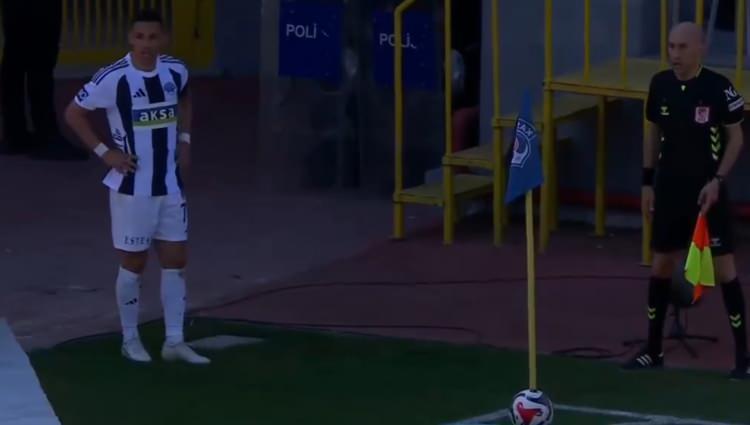 <p>Topun başına ge&ccedil;en İrfan Can Kahveci, kale sahasına kavisli bir top g&ouml;nderdi.<br />
<br />
(*** G&ouml;r&uuml;nt&uuml; yayıncı kuruluş beIN SPORTS'tan alındı)</p>
