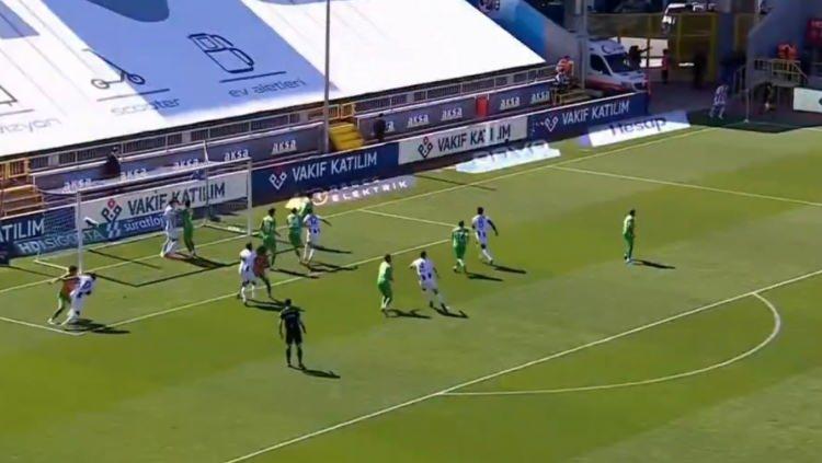 <p>M&uuml;cadelede dakikalar 60'ı g&ouml;sterdiğinde Kasımpaşa, atak y&ouml;n&uuml;ne g&ouml;re sağ kanattan k&ouml;şe vuruşu kazandı.&nbsp;<br />
<br />
(*** G&ouml;r&uuml;nt&uuml; yayıncı kuruluş beIN SPORTS'tan alındı)</p>
