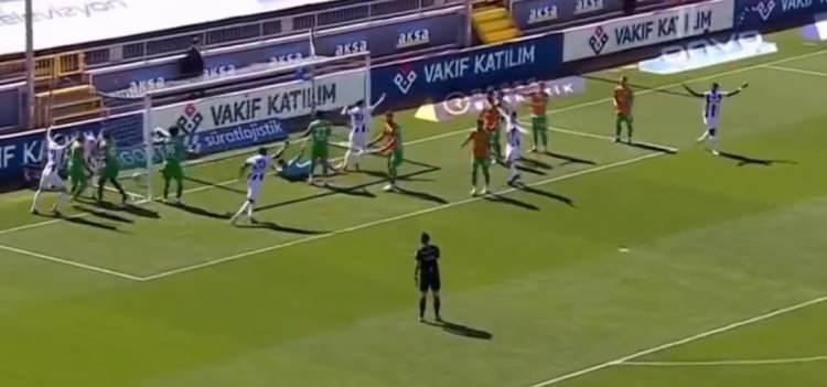 <p>İrfan Can Kahveci'nin korner gol&uuml;.<br />
<br />
<br />
(*** G&ouml;r&uuml;nt&uuml; yayıncı kuruluş beIN SPORTS'tan alındı)</p>
