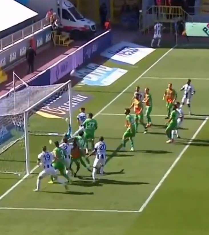 <p>Kasımpaşa bu golle ma&ccedil;ta 1-0 &ouml;ne ge&ccedil;ti.<br />
<br />
<br />
(*** G&ouml;r&uuml;nt&uuml; yayıncı kuruluş beIN SPORTS'tan alındı)</p>
