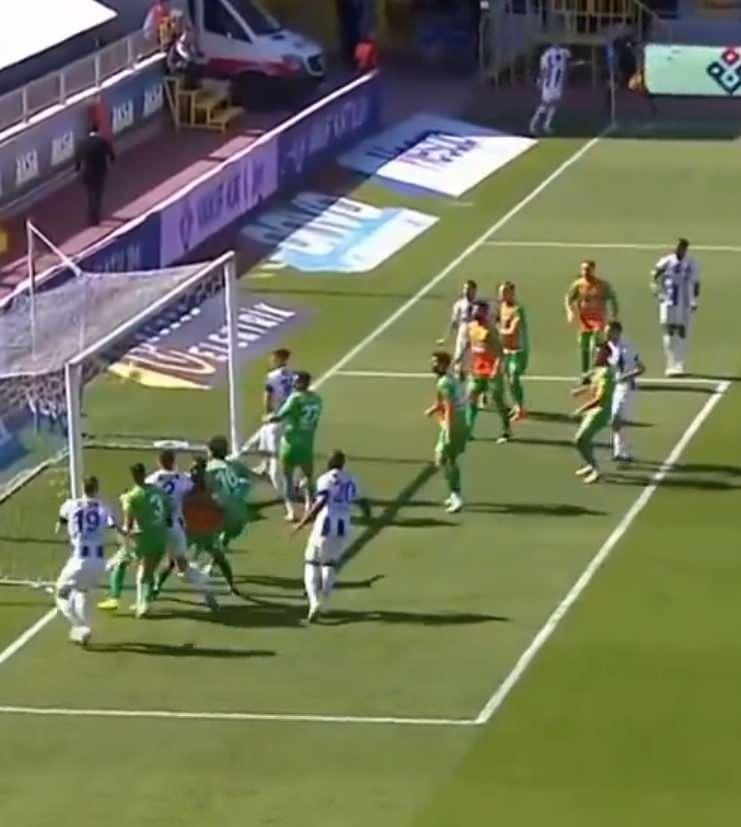 <p>Karışık olan ceza sahası i&ccedil;inde meşin yuvarlak, r&uuml;zgarın da etkisiyle kavis alarak Alanyaspor kalecisi&nbsp;Paulo Victor'u &ccedil;aresiz bıraktı ve gol oldu.<br />
<br />
(*** G&ouml;r&uuml;nt&uuml; yayıncı kuruluş beIN SPORTS'tan alındı)</p>
