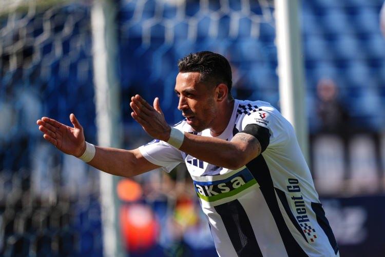 <p>Ma&ccedil;ın ikinci yarısında sahneye &ccedil;ıkan milli futbolcu İrfan Can Kahveci, 60. dakikada takımı adına kornerden skor tabelasını değiştiren gol&uuml; kaydetti.<br />
&nbsp;</p>
