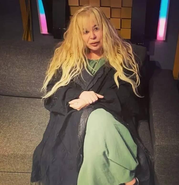 <p>Ge&ccedil;irdiği omurilik ameliyatı sonrası&nbsp;yaşadığı sağlık sorunları ve artan kaygı bozukluğu nedeniyle Dar&uuml;laceze'deki fiziksel tedavi ve rehabilitasyon merkezinde tedavi g&ouml;rm&uuml;şt&uuml;.&nbsp;</p>
