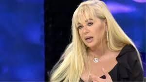 <p>&nbsp;Yardım olarak y&uuml;r&uuml;d&uuml;ğ&uuml; dikkat &ccedil;eken Zerrin &Ouml;zer sahnede de oturarak şarkı s&ouml;yledi.</p>
