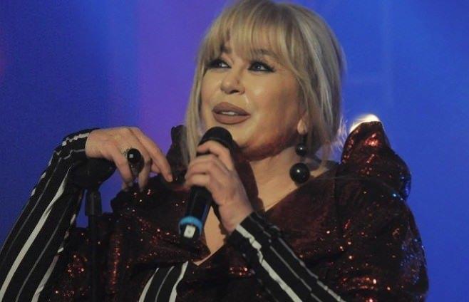 <p>"TEK BAŞIMA Y&Uuml;R&Uuml;YEMİYORUM"</p>

<p>Uzun s&uuml;redir g&ouml;zlerden uzak olan şarkıcı Cansever'e moral gecesinde g&ouml;r&uuml;nt&uuml;lendi.</p>
