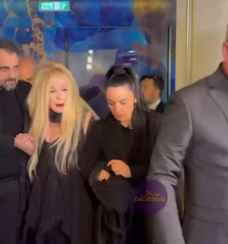 <p>Sahnede sağlık sorunlarından bahseden &Ouml;zer "Beyincikte iki tane damar var biri y&uuml;zde 70 biri y&uuml;zde 30 tıkalı. Dengemi ele almış durumda tek başıma y&uuml;r&uuml;yemiyorum" dedi.&nbsp;</p>
