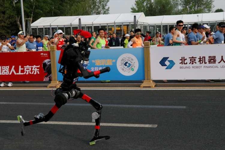 <p>&Ccedil;inli insansı robot, 21.1 kilometrelik yarı maraton parkurunu 50 dakika 26 saniyelik dereceyle tamamlayarak yarışın birincisi oldu.</p>

<p>&nbsp;</p>

