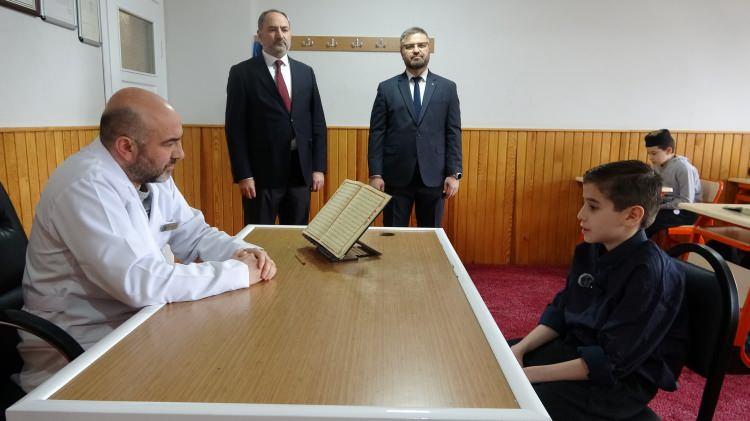 <p><span style="color:#A52A2A"><strong>8 AYDA HAFIZ OLDU&nbsp;</strong></span></p>

<p>&nbsp;</p>

<p>Akpolat, yaklaşık 8 ay gibi kısa bir s&uuml;rede hafızlığını tamamlayarak<strong><em> "hafız"</em></strong> unvanını almaya hak kazandı.</p>
