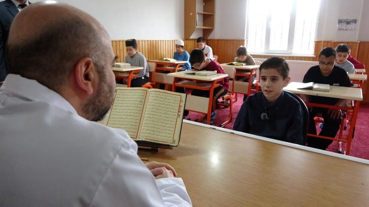 <p>Hafızlık s&uuml;recinin kendisi i&ccedil;in olduk&ccedil;a yoğun ve yorucu ge&ccedil;tiğini ifade eden Akpolat, bu s&uuml;recin zaman zaman kendisine sekiz aydan &ccedil;ok daha uzunmuş gibi hissettirdiğini dile getirdi.</p>
