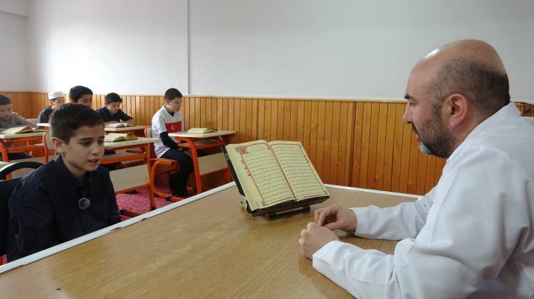 <p><span style="color:#A52A2A"><strong>&Ccedil;ALIŞMA PROGRAMINA SADIK KALDI&nbsp;</strong></span></p>

<p>&nbsp;</p>

<p>Disiplinli bir &ccedil;alışma programı uyguladığını belirten gen&ccedil; hafız, &ccedil;oğu zaman geceleri az uyuduğunu, sabah namazı &ouml;ncesi ve sonrasında ders &ccedil;alışmaya devam ettiğini s&ouml;yledi.&nbsp;</p>
