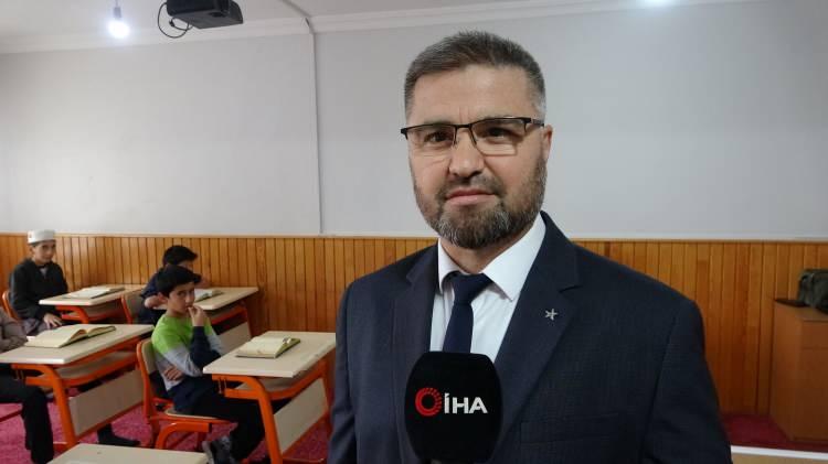 <p><span style="color:#A52A2A"><strong>DİĞER &Ouml;ĞRENCİLERE &Ouml;RNEK OLDU&nbsp;</strong></span></p>

<p>&nbsp;</p>

<p>K&uuml;tahya İl M&uuml;ft&uuml;l&uuml;ğ&uuml; Kur'an Kursları M&uuml;d&uuml;r&uuml; Fatih Demirkaya da Akpolat'ın başarısının diğer &ouml;ğrenciler i&ccedil;in &ouml;nemli bir &ouml;rnek teşkil ettiğini belirterek, <strong><em>"&Ouml;mer Sabri kardeşimizin bu kısa s&uuml;rede hafızlığını tamamlaması, diğer &ouml;ğrencilerimiz a&ccedil;ısından da motivasyon kaynağıdır. Kendisini tebrik ediyor, yapılacak sınavda da başarılar diliyoruz." </em></strong>dedi.</p>

<p>&nbsp;</p>

<p><em><strong>KAYNAK: İHA&nbsp;</strong></em></p>
