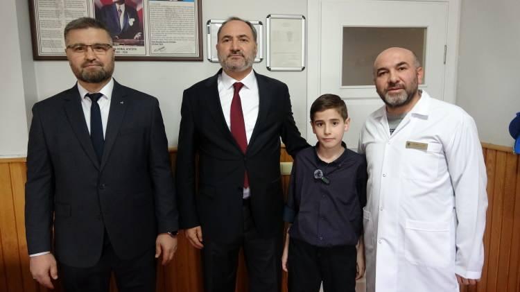 <p><span style="color:#A52A2A"><strong>KARTAL İMAM&nbsp; HATİF LİSESİNİ KAZANMAYI AMA&Ccedil;LIYOR&nbsp;</strong></span></p>

<p>&nbsp;</p>

<p>Yaklaşık bir ay sonra gireceği hafızlık sınavına hazırlandığını belirten Akpolat, hedeflerinin bununla sınırlı olmadığını ifade etti.</p>

<p>&nbsp;</p>

<p>Eğitim hayatına aynı kararlılıkla devam edeceğini dile getiren başarılı &ouml;ğrenci, ortaokul s&uuml;recinde LGS'ye hazırlanarak Kartal İmam Hatip Lisesi'ni kazanmak istediğini, uzun vadede ise bilim insanı olmayı hedeflediğini s&ouml;yledi.</p>

<p>&nbsp;</p>

<p>Kendisine destek olan ailesine, &ouml;ğretmenlerine ve emeği ge&ccedil;en herkese teşekk&uuml;r eden Akpolat, diğer &ouml;ğrencilere de &ccedil;ok &ccedil;alışmaları y&ouml;n&uuml;nde tavsiyede bulundu.</p>
