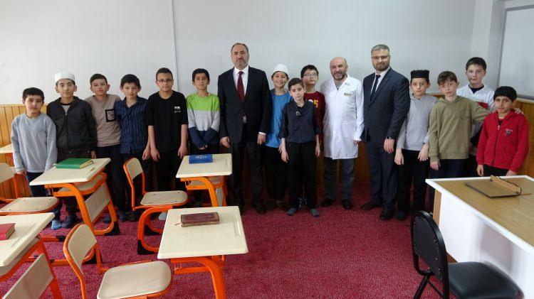 <p>&Ouml;ğrencinin b&uuml;y&uuml;k bir gayret g&ouml;sterdiğini belirten Oru&ccedil;, <strong><em>"&Ouml;mer Sabri, kendi ifadelerinde de dile getirdiği gibi az uyuyarak, s&uuml;rekli &ccedil;alışarak bu başarıya ulaştı. Hi&ccedil;bir zaman dersini aksatmadı. Bu da emeğin karşılığının mutlaka alındığını g&ouml;steriyor. İnşallah 11 Mayıs'ta gireceği sınavda da başarılı olarak hafızlık belgesini alacak."</em></strong> ifadelerini kullandı.</p>
