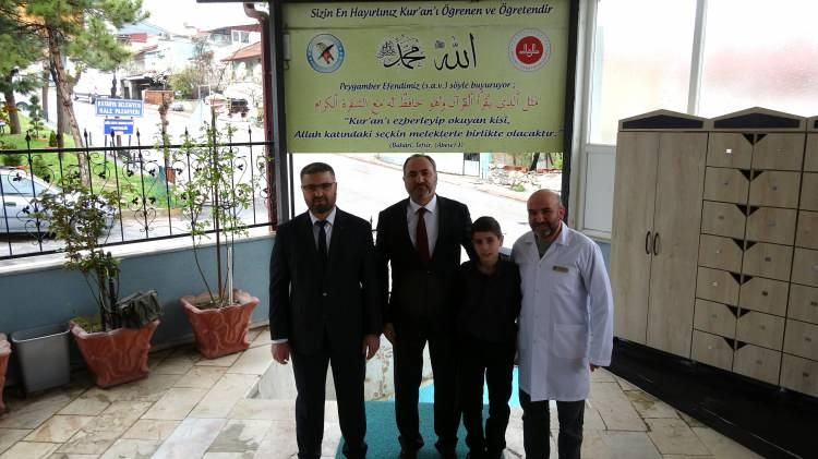 <p>Derslerine b&uuml;y&uuml;k bir ciddiyetle hazırlandığını vurgulayan Akpolat, <strong><em>"Bu iş sadece zek&acirc;yla olmuyor, &ccedil;ok &ccedil;alışmak gerekiyor.<span style="color:#A52A2A"> Bazen 3-4 saat uyuyarak derslerime hazırlandım.</span> Her g&uuml;n d&uuml;zenli şekilde &ccedil;alıştım." </em></strong>dedi.&nbsp;</p>
