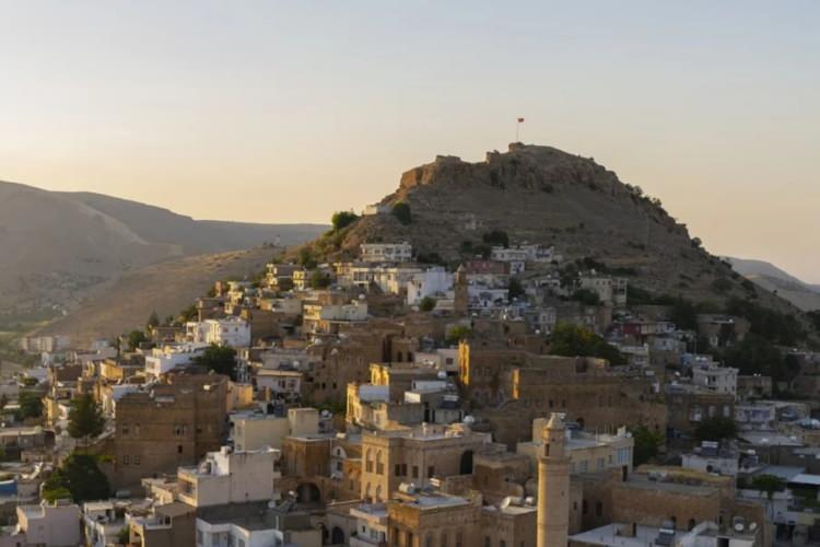 <p><strong>ŞIRNAK&nbsp;(SİİRT'E BAĞLIYDI)</strong></p>

<p>1990'da il oldu.</p>
