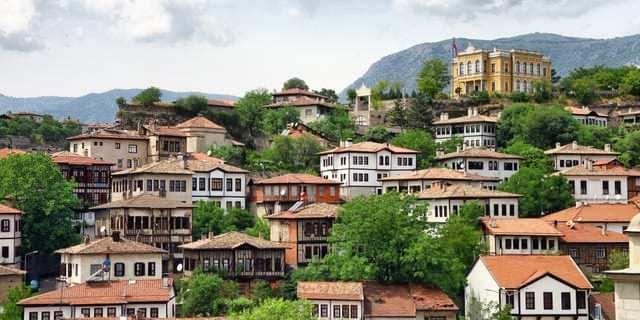 <p><strong>KARAB&Uuml;K&nbsp;(ZONGULDAK'A BAĞLIYDI)</strong></p>

<p>1995'te il oldu.</p>
