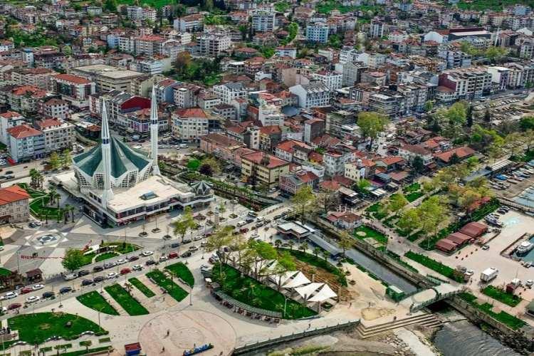 <p><strong>D&Uuml;ZCE&nbsp;(BOLU'YA BAĞLIYDI)</strong></p>

<p>1999 depremi sonrası 1999'da il oldu.</p>
