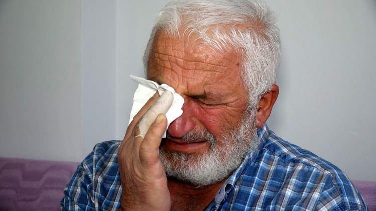 <p><em><strong>Belediyeye ilan verdim. O zamanlar bir subay vardı. Sabah olunca beni yanına &ccedil;ağırdı. Dere kenarında bir pantolon bulduğunu s&ouml;yledi. Pantolon &ccedil;ok b&uuml;y&uuml;kt&uuml;, Yusuf&rsquo;a uygun değildi ve zaten onun da değildi. <span style="color:#A52A2A">Yusuf&rsquo;u benden daha &ccedil;ok g&ouml;r&uuml;yordu. Neyi kapatmaya &ccedil;alıştı bilinmez.</span>&nbsp;</strong></em></p>
